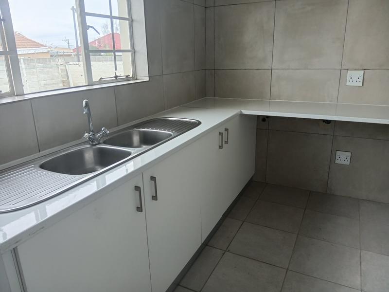 To Let 2 Bedroom Property for Rent in Somerset West Western Cape